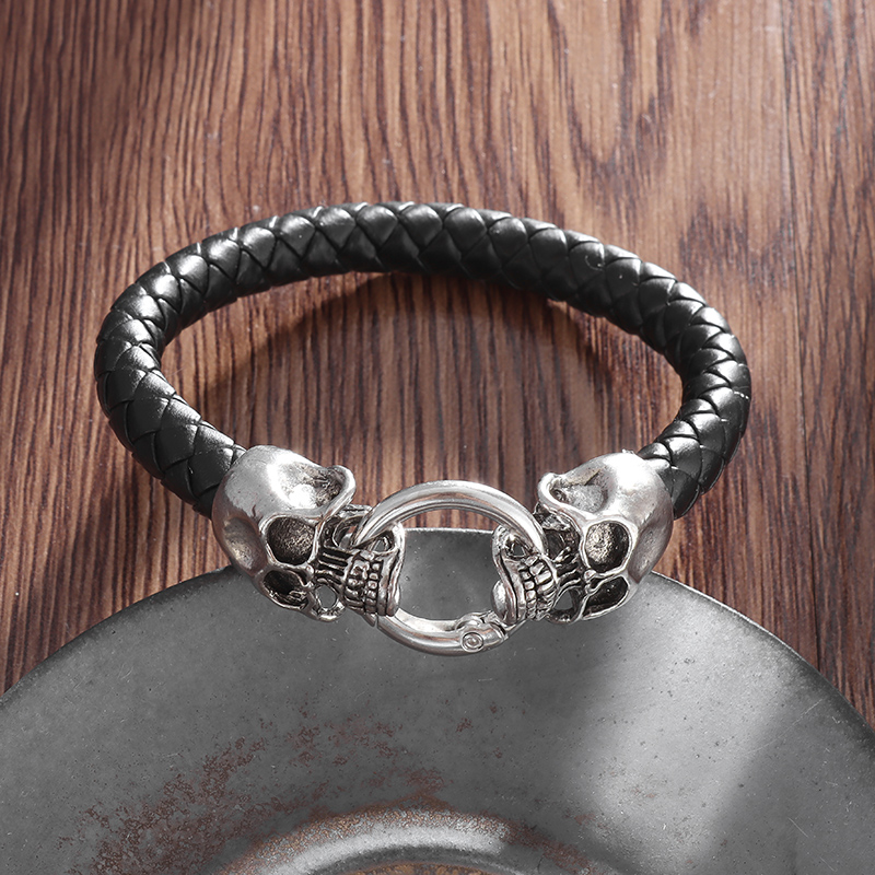 Gotycka podwójna czaszka czarn – Gothic Skull Ring recenzja i cena