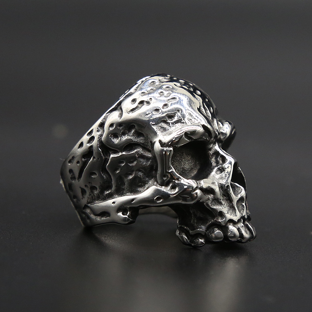 Gotycki pierścionek z czaszką  – Gothic Skull Ring recenzja i cena