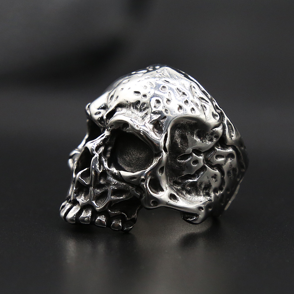 Gotycki pierścionek z czaszką  – Gothic Skull Ring recenzja i cena