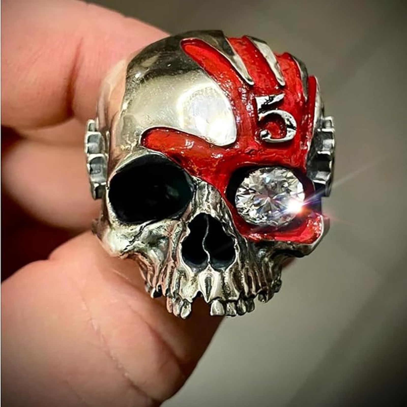 Pierścień z czaszką i pięcioma – Gothic Skull Ring recenzja i cena